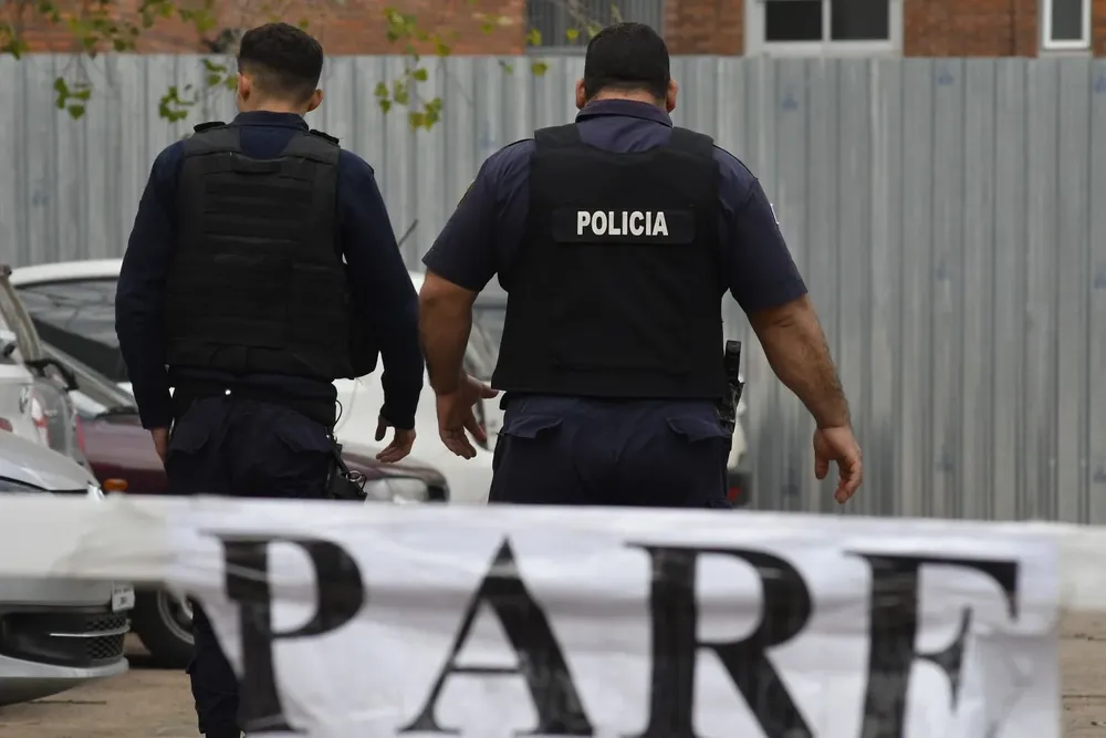 A la mujer se le incautaron tarjetas de crédito y débito, además de un arma (foto: archivo).