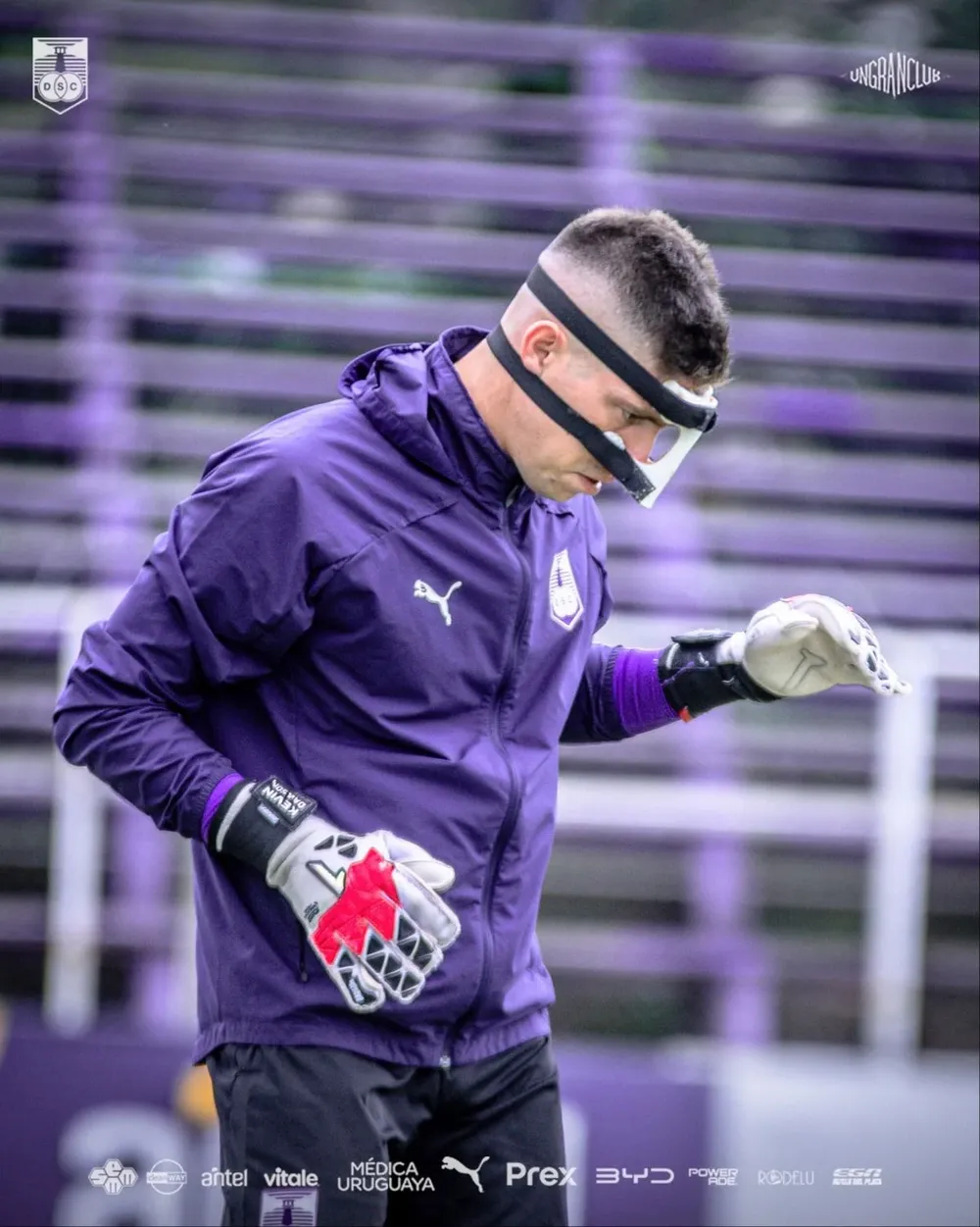 Kevin Dawson con su máscara