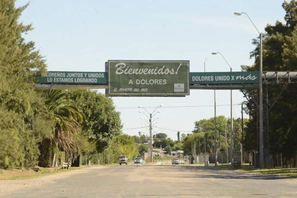 Al viejo cartel de bienvenida a Dolores, la asociación civil Reconstruyamos Dolores le agregó frases que buscan animar a los vecinos