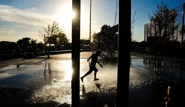 Jueves 19. Un niño juega en la fuente del espacio público recientemente inaugurado Plaza Casavalle, un lugar para todos.