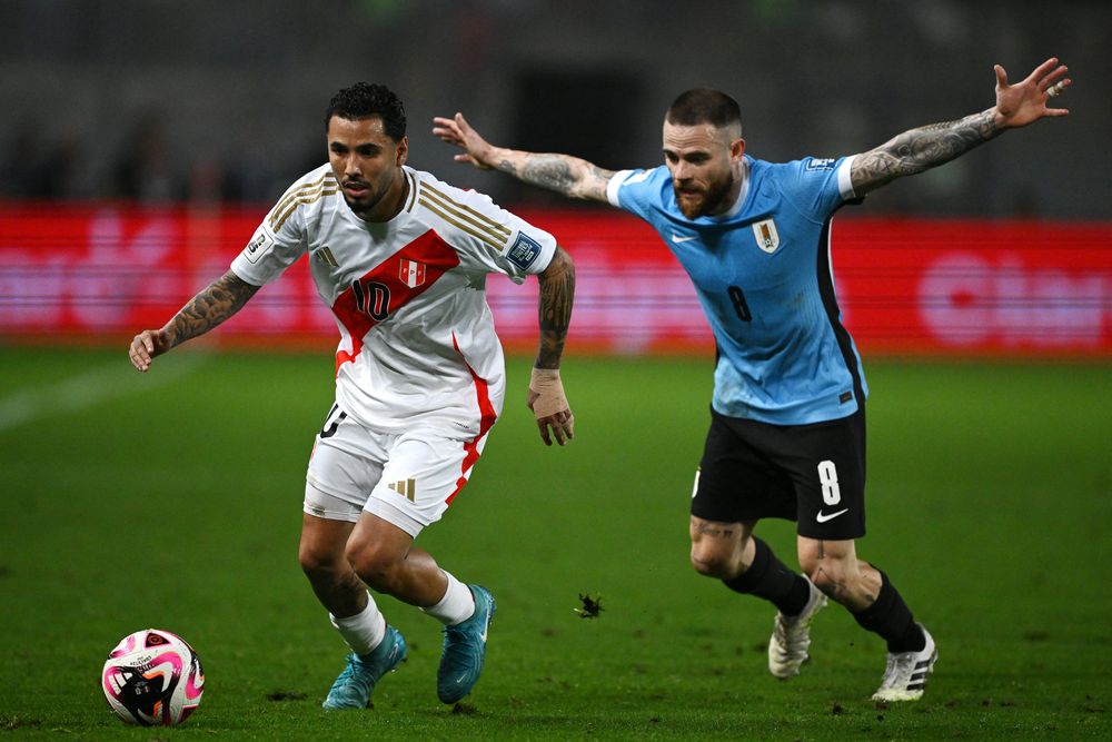 Sergio Peña de Perú ante Nahitan Nández de Uruguay