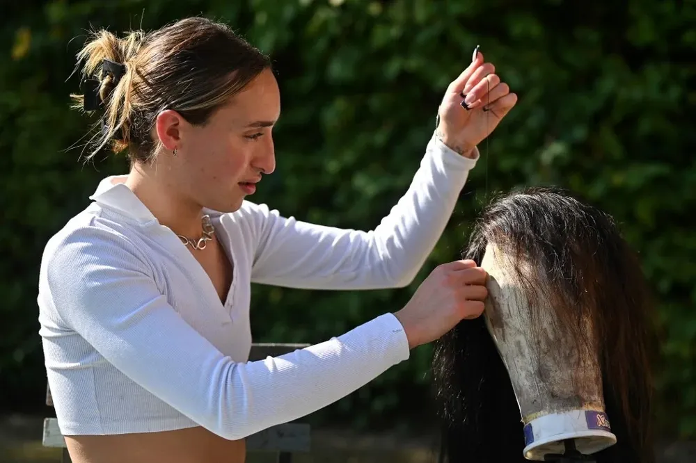 Anna vive con sus padres en el norte de Londres y tiene un hermano mellizo, a quien llama “un chico de verdad”.