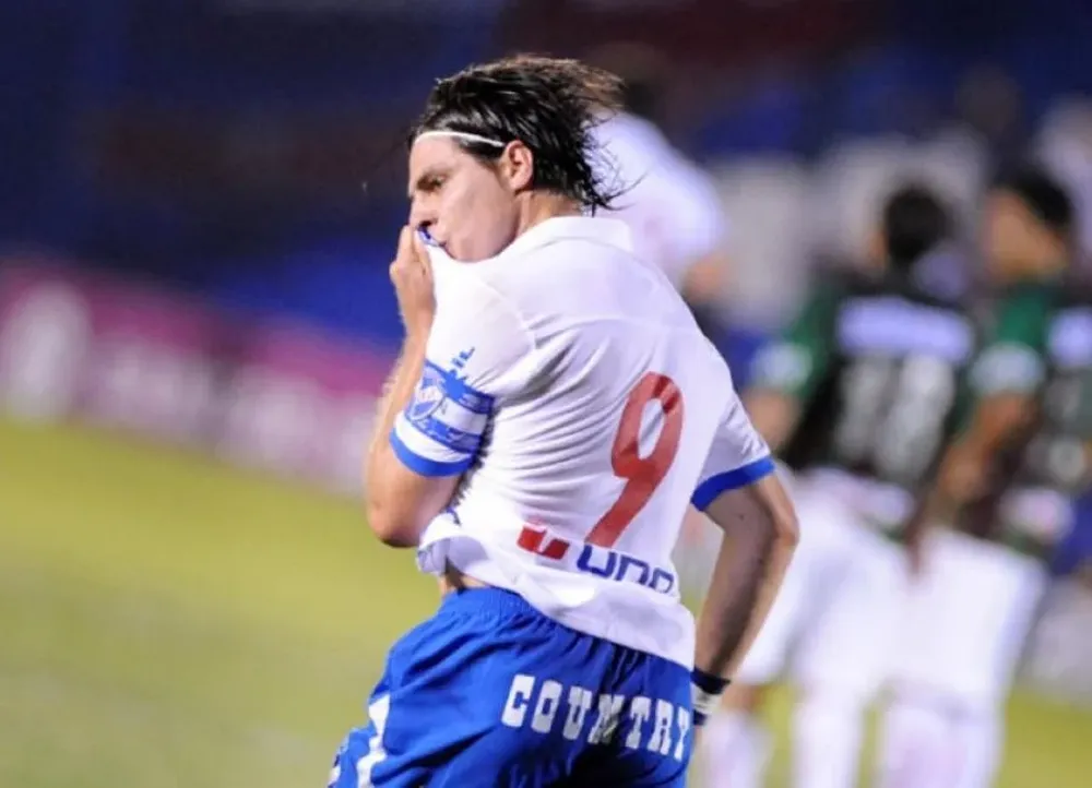 Bruno Fornaroli y uno de sus goles en Nacional