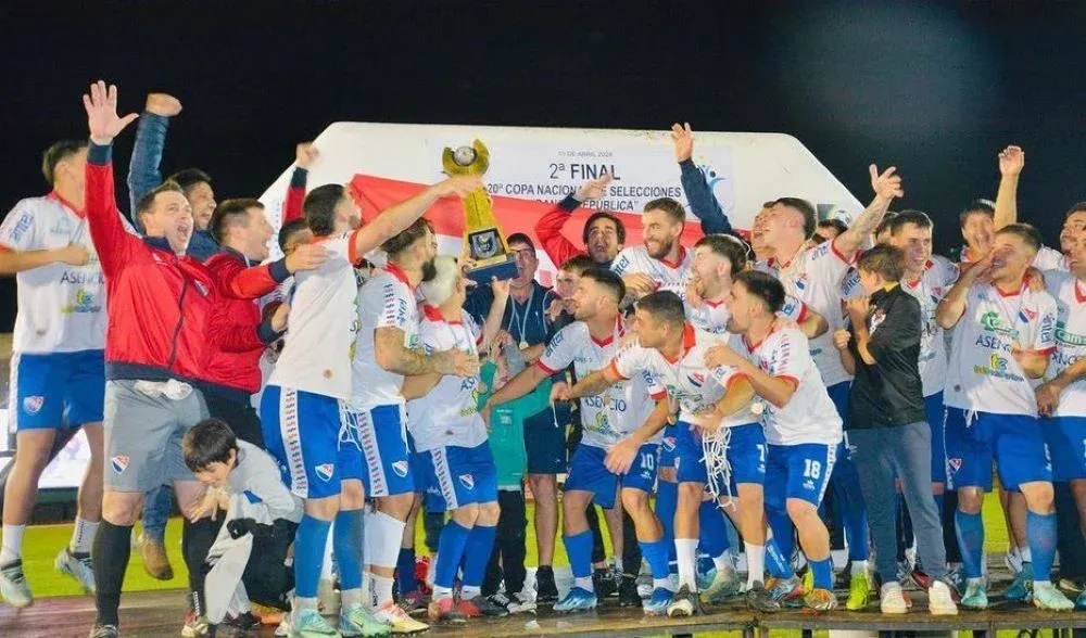 Los jugadores de Soriano capital celebran el título como los mejores en la Copa Nacional de Selecciones de OFI