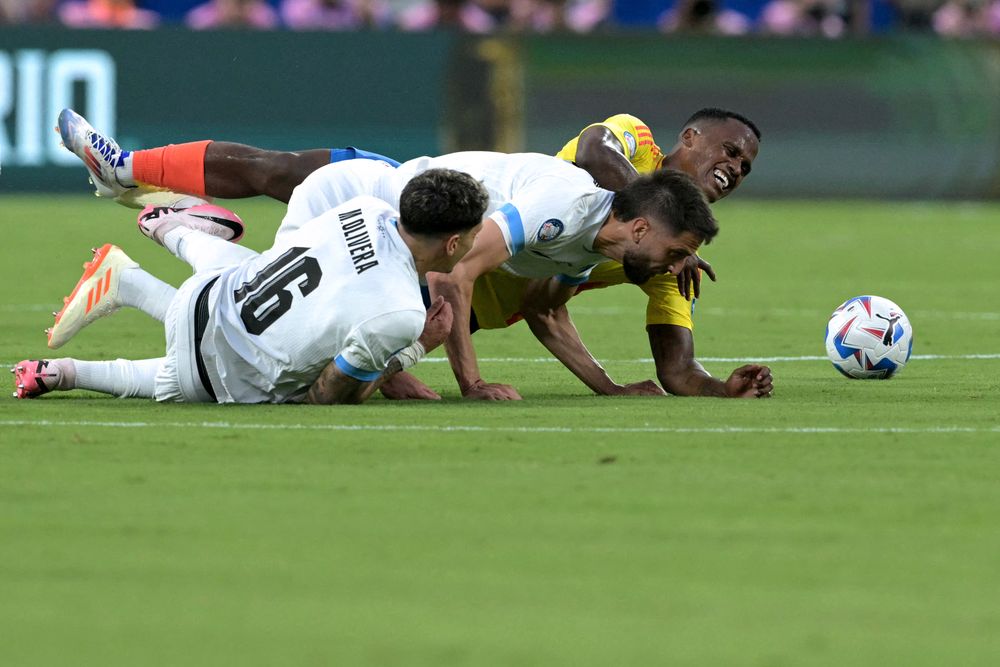 Rodrigo Bentancur y Mathías Olivera chocan tras marcar a Jhon Arias &nbsp;