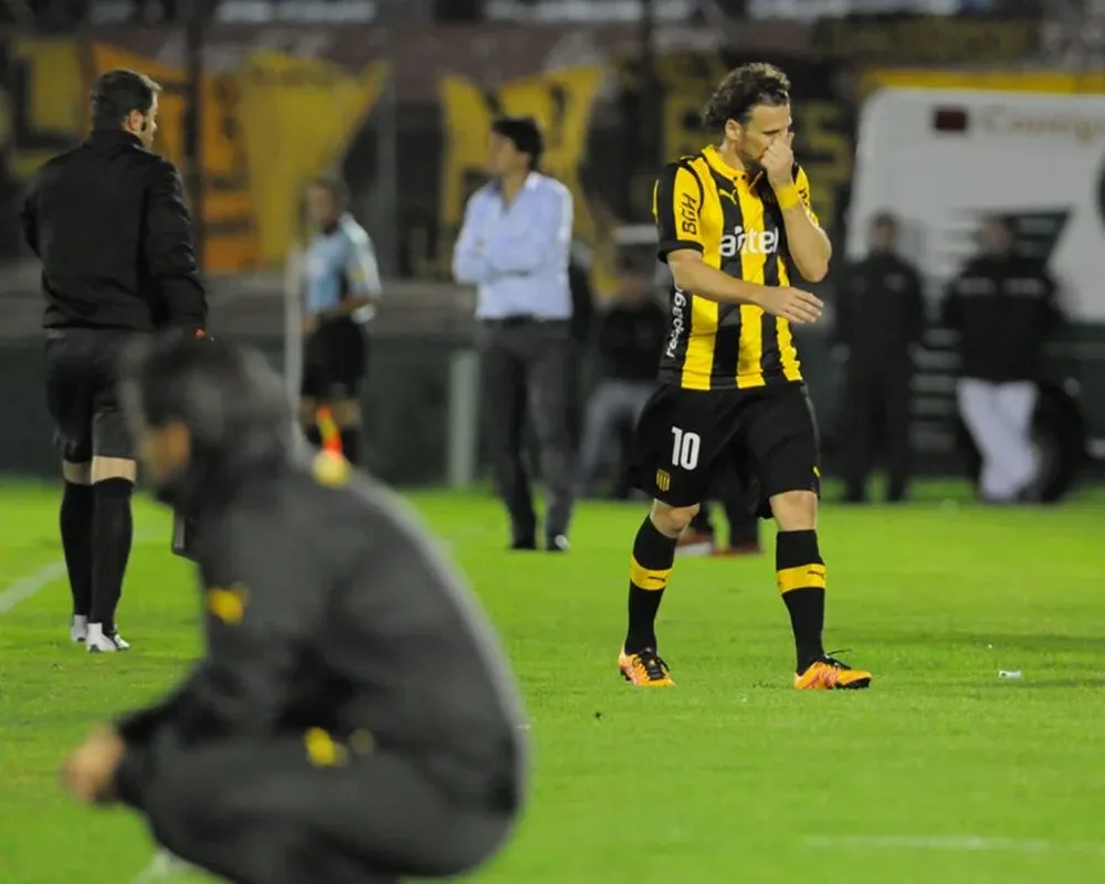 Forlan sustituido, el Polilla hincado mira el partido