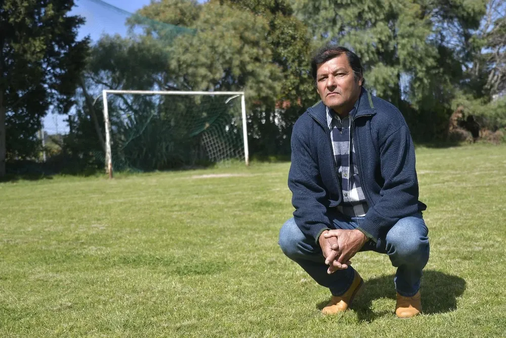 Héctor Molina y su cancha de fútbol
