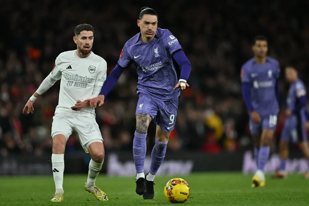 Darwin Núñez ante Arsenal que jugó totalmente de blanco