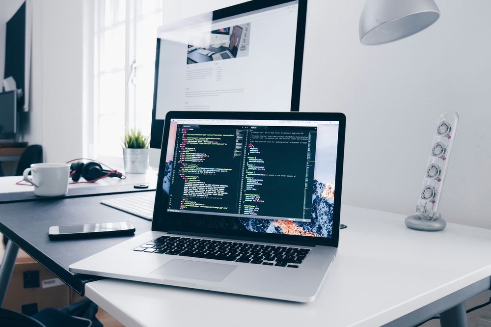 El ILRC en California ofrece un puesto de Web Administrator con un sueldo de casi 100.000 dólares anuales.  