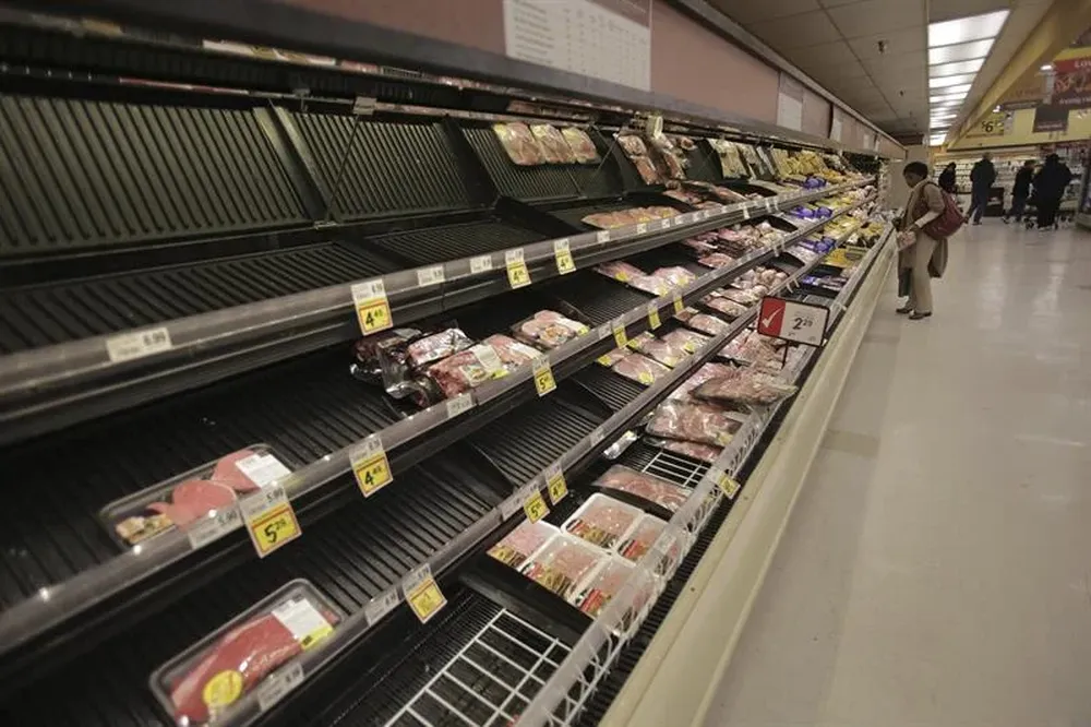 EEUU- Una mujer observa un estante de productos cárnicos en un supermercado al que acudieron numerosos cuidadanos
