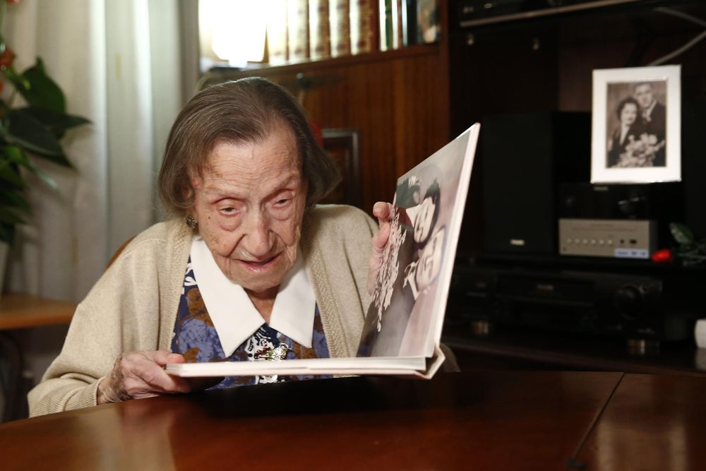 Angelina Torres Vallbona es considerada la mujer más longeva de España a sus 111 años. EFE