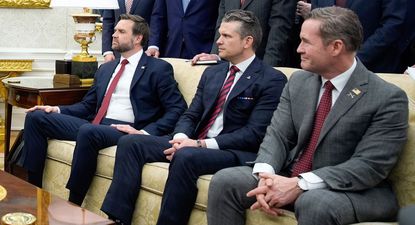 Insólito error de la Casa Blanca: funcionarios de Defensa revelaron a un periodista sus planes militares para Yemen en chat grupal