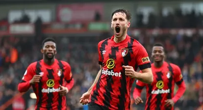 Matías Viña celebra su golazo para Bournemouth ante Chelsea