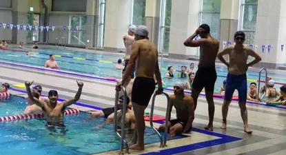 Benavídez saluda en el momento de entrar al agua ante la mirada de los coreanos