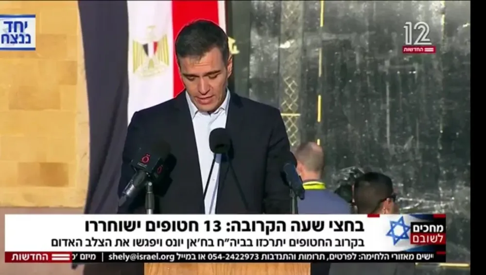 Pedro Sánchez durante su visita esta mañana al paso de Rafá