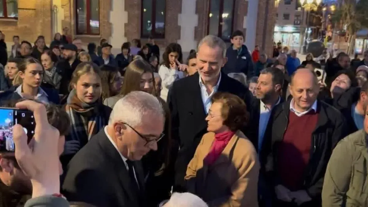 La sorpresa de Semana Santa: el Rey Felipe VI, la Reina Letizia y sus hijas, celebraron junto a los vecinos una procesión en Madrid