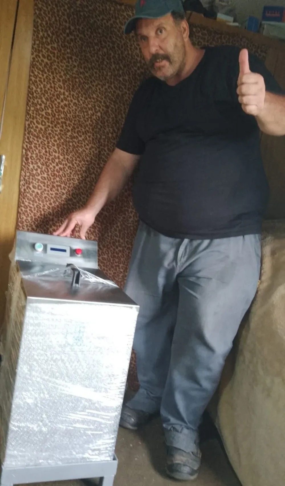 Ademar Martínez con la pasteurizadora importada.