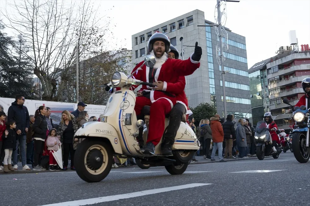 Varios moteros disfrazados, durante la Papanoelada Motera 2023 en Vigo.