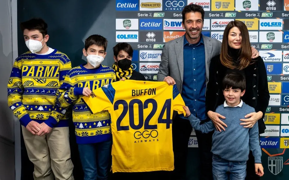 Buffon con su esposa y cuatro hijos