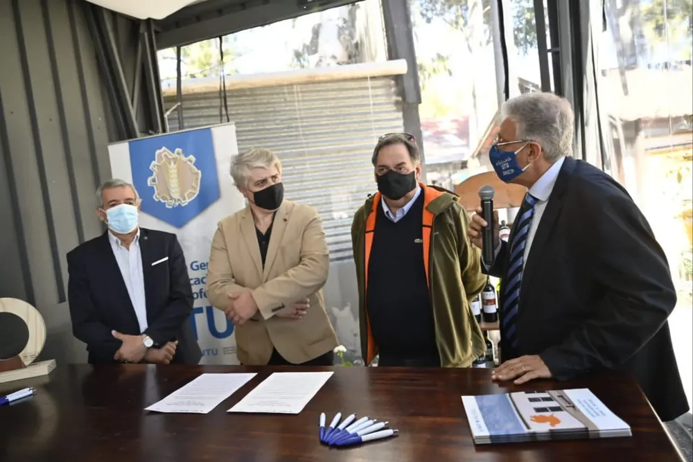 La firma del convenio se realizó en la Rural del Prado.