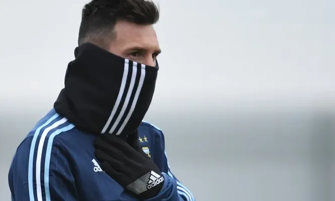 Messi padeció el frío de Moscú en un entrenamiento previo al amistoso ante Rusia