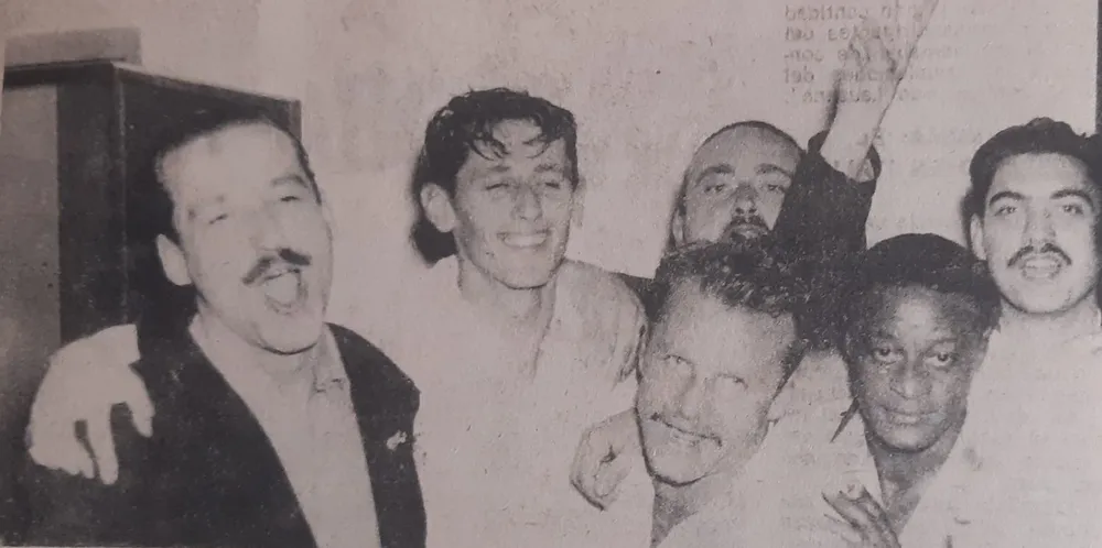 Toda la juventud de Juan Alberto Schiaffino en el vestuario de Uruguay tras ganar el Mundial de Brasil 1950 en Maracan&aacute;; junto a &eacute;l aparecen en primer plano Ernesto Vidal y el Cumba Burgue&ntilde;o