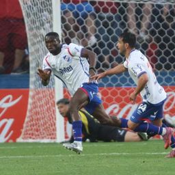 Christian Ebere de Nacional festeja su gol para el título ante Peñarol por la Liga AUF Uruguaya