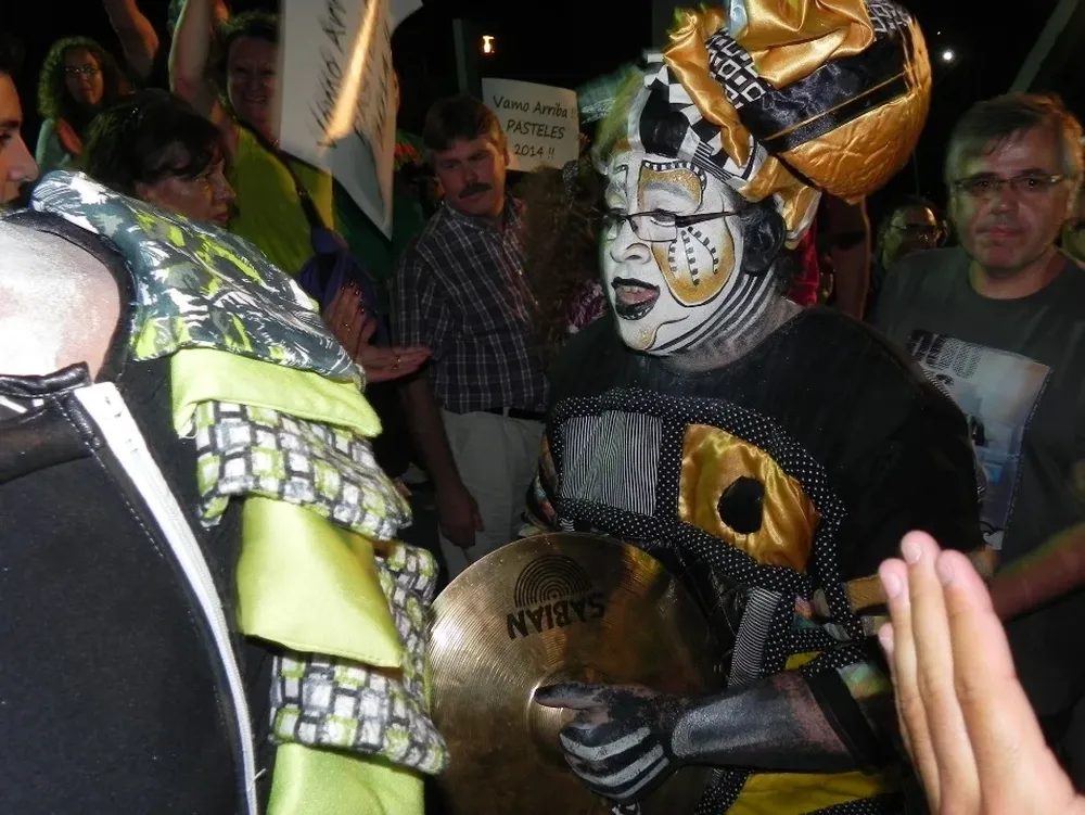 La lluvia tiene a maltraer a los carnavaleros