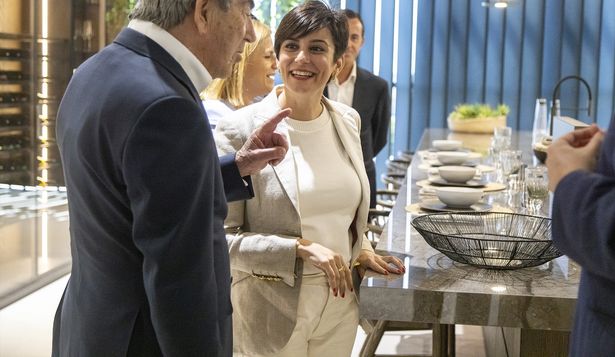 Isabel Rodríguez con el presidente de Porcelanosa, Héctor Colonques durante la visita a Porcelanosa Grupo, en Vila Real, Castellón de la Plana, Comunidad Valenciana.