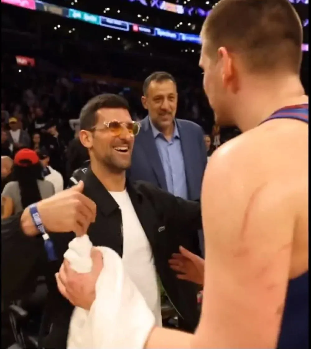 Novak Djokovic, Vladas Divac y Nikola Jokic se encontraron este sábado en el partido de los Denver Nuggets de la NBA
