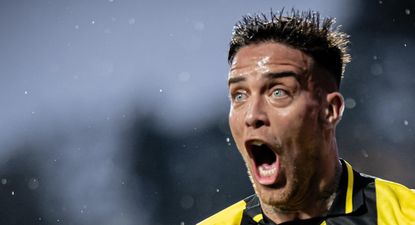 Javier Méndez de Peñarol celebra su gol ante Racing por el Torneo Clausura