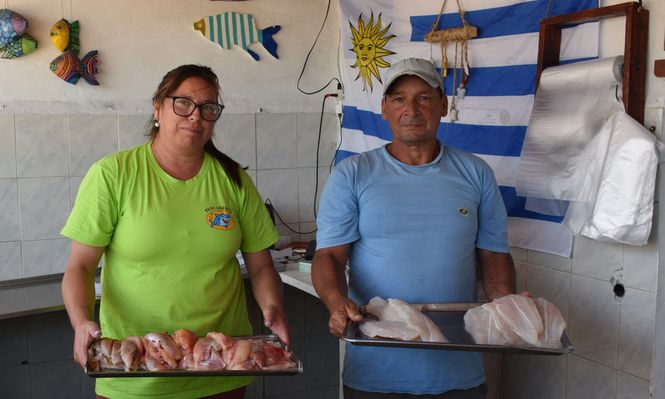 Pescador artesanal desde hace casi cuatro décadas: Federico Ceriani, en la foto junto a Natalia mostrando bandejas con filetes de corvina y de brótola, en The Best Fisherman.
