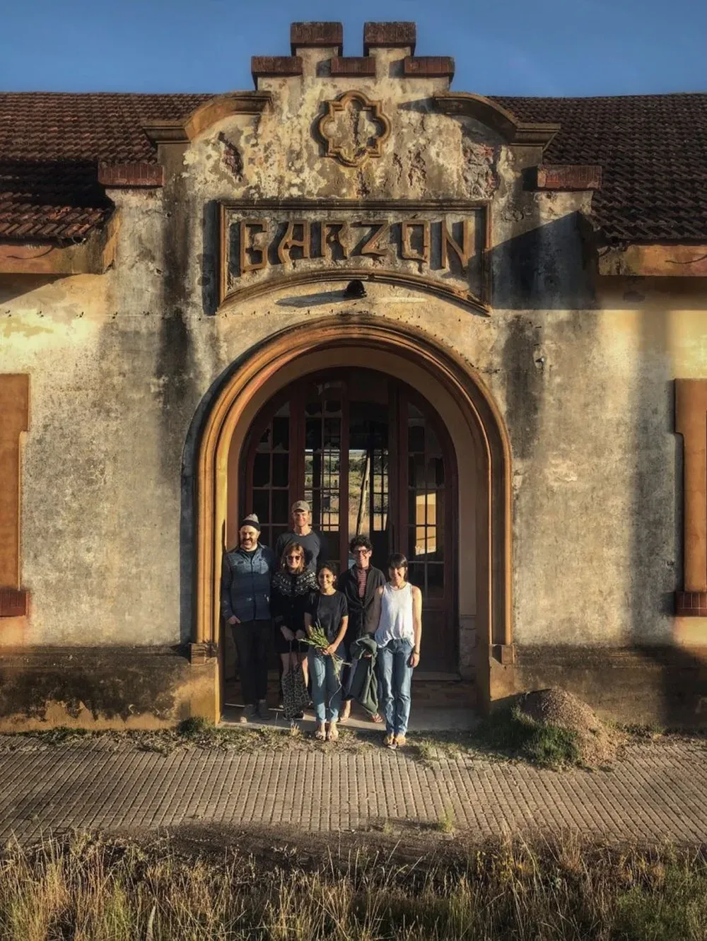 Varios de los primeros artistas que se encuentran haciendo la residencia artística en Garzón