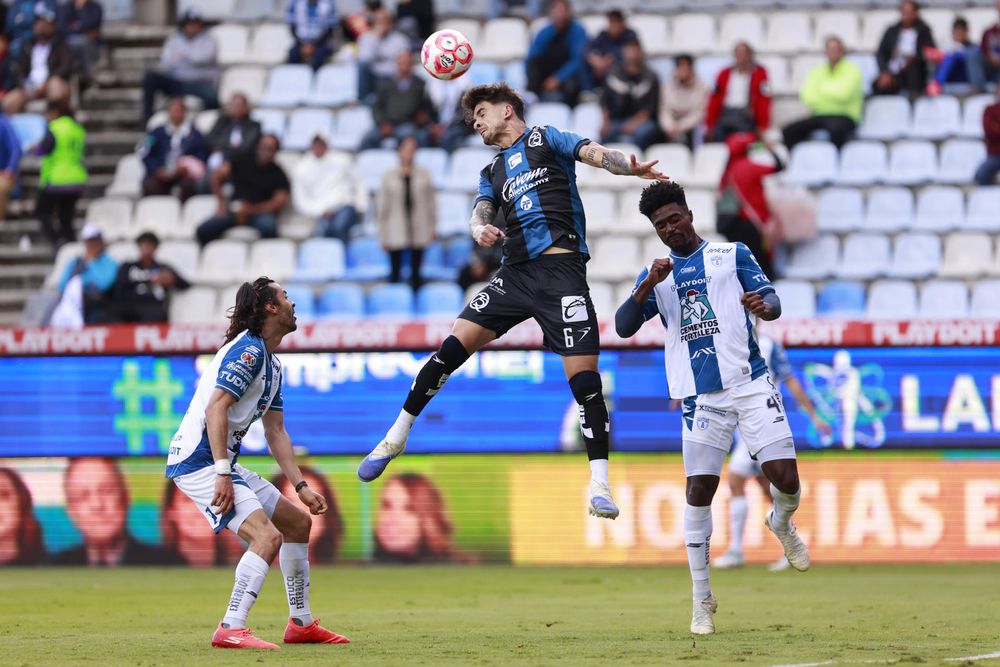 Daniel Alonso Aceves (i) y Eduardo Dos Santos (d) de Pachuca disputan el balón con Santiago Homenchenko Daniel Alonso Aceves (i) y Eduardo Dos Santos (d) de Pachuca disputan el balón con Santiago Homenchenko