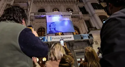 Sonó su frase Hay orden de no aflojar, al desplegar la gigantografía con su rostro