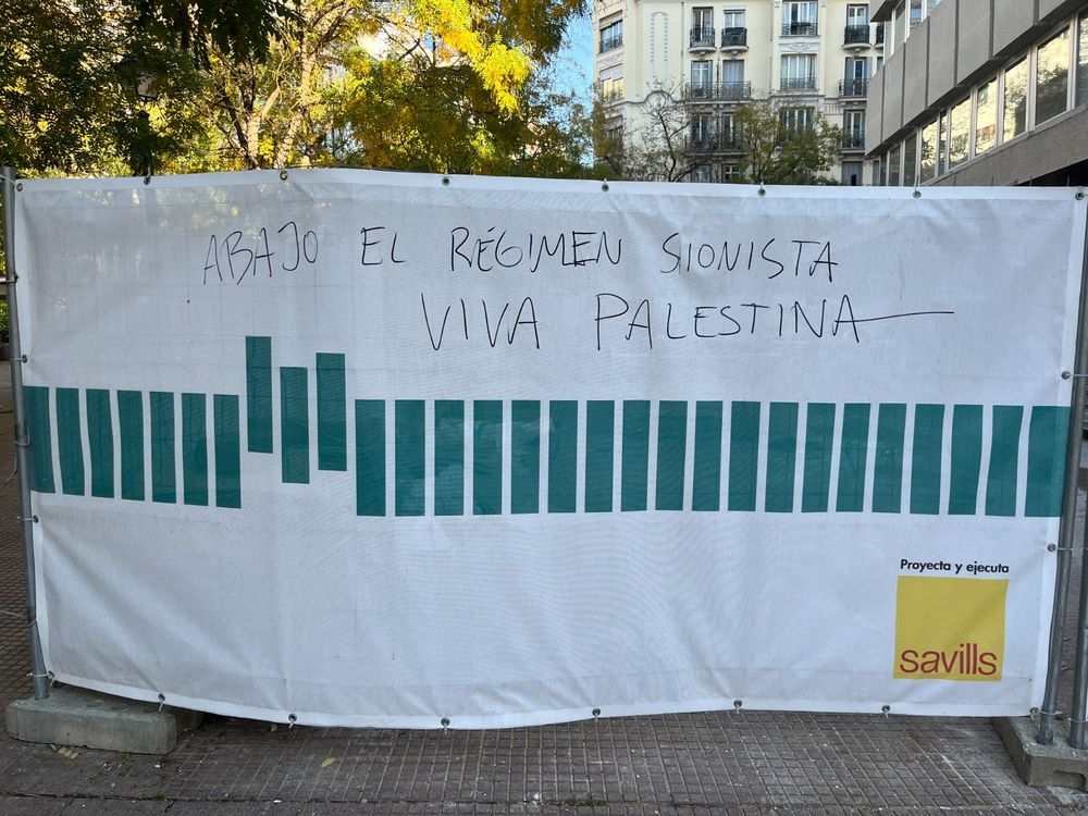 Un cartel pintado en una calle de Madrid.