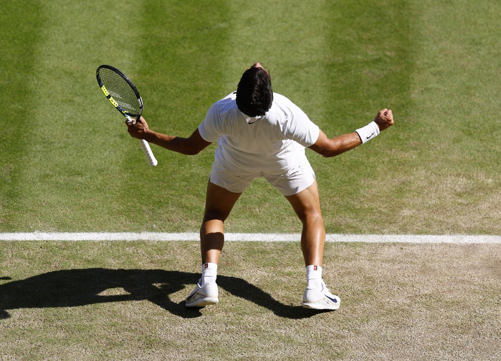 Carlos Alcaraz se impuso a Taylos Fritz en semifinales de Wimbledon. EFE