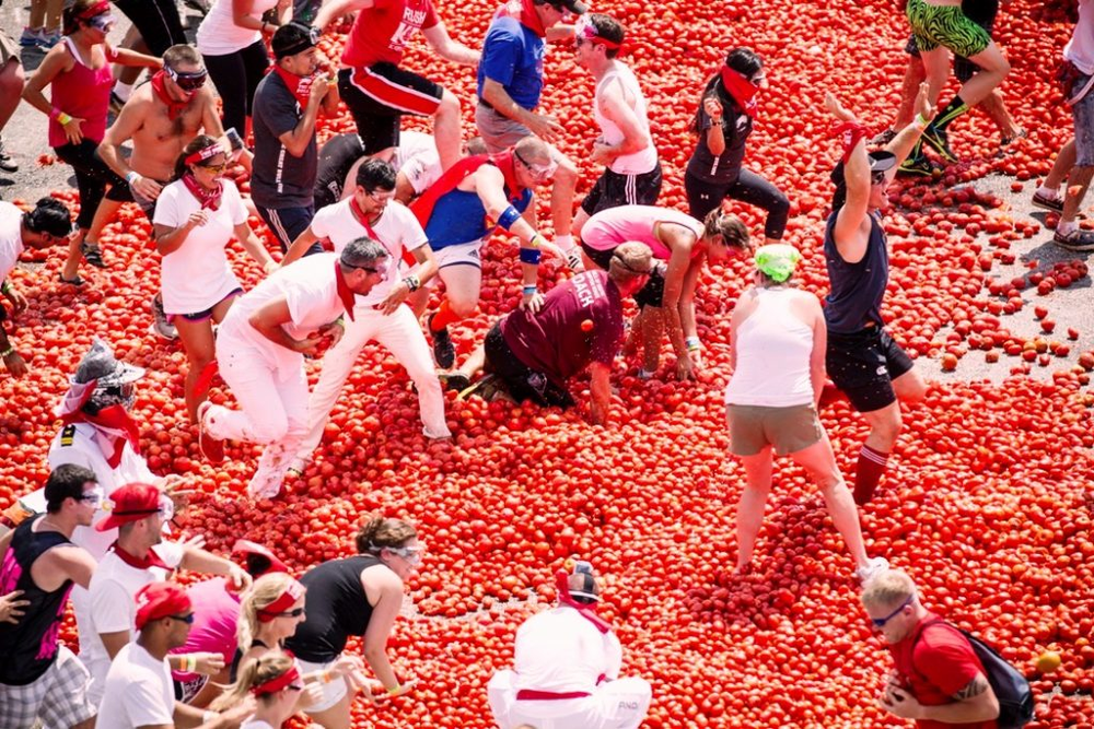 Buñol en plena batalla de tomates en su fiesta más esperada.