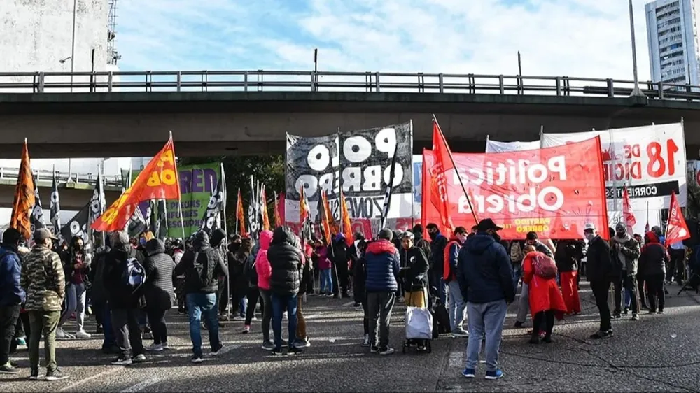 Organizaciones de izquierda cortando la 9 de Julio