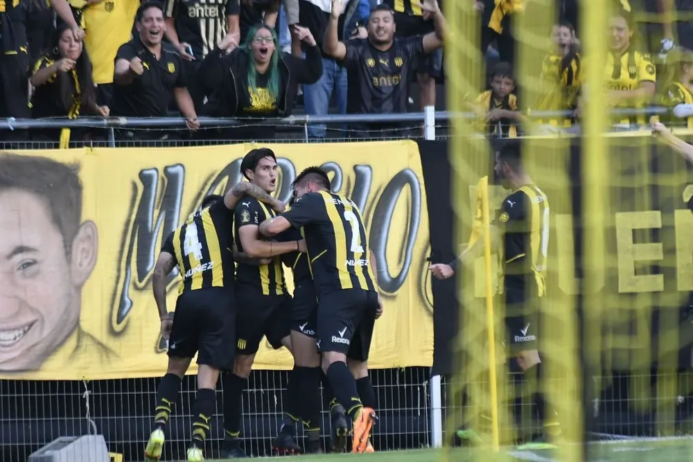 El festejo de Peñarol sobre el final ante Liverpool