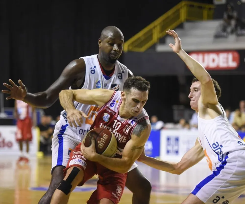 De Gouveia está rodeado por Sarni y Eziukwu, en el último partido en el Palacio Peñarol