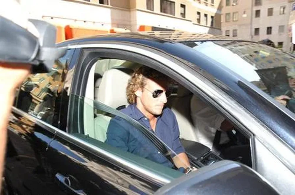 Forlán rodeado por los periodistas italianos