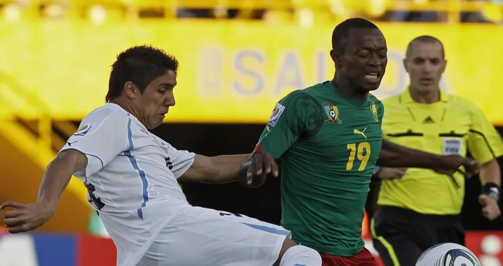 Ramón Arias pelea por la pelota con Christ Mbondi