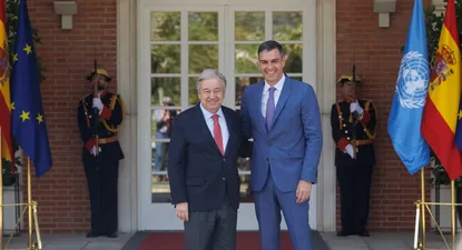 El presidente del Gobierno, Pedro Sánchez (d), recibe al secretario general de Naciones Unidas, António Guterres.