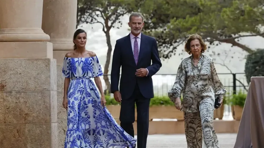 Los reyes Felipe y Letizia, y la reina Sofía en la recepción en Marivent