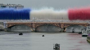 La bandera de Francia se formó con humo de colores al inicio de la ceremonia inaugural de los Juegos Olímpicos París 2024; ahora vendrá la ceremonia de clausura