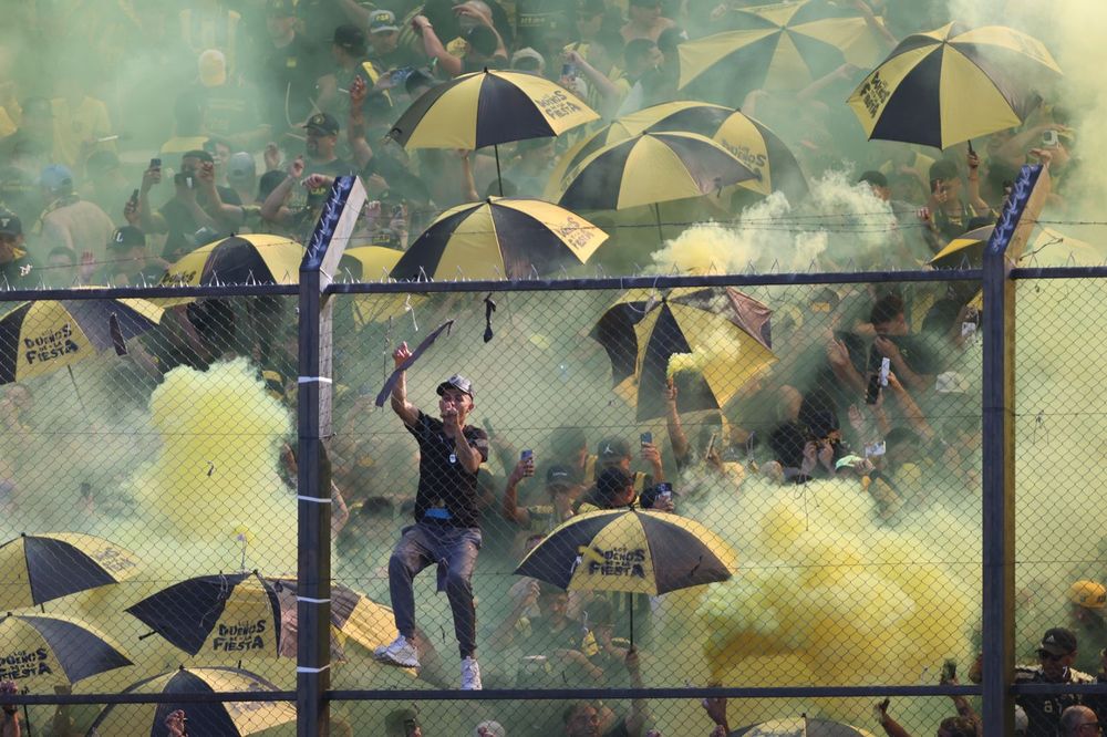 Hinchas de Peñarol colgados al tejido, humo y paraguas abiertos: las razones por las que el partido demoró 16 minutos en comenzar