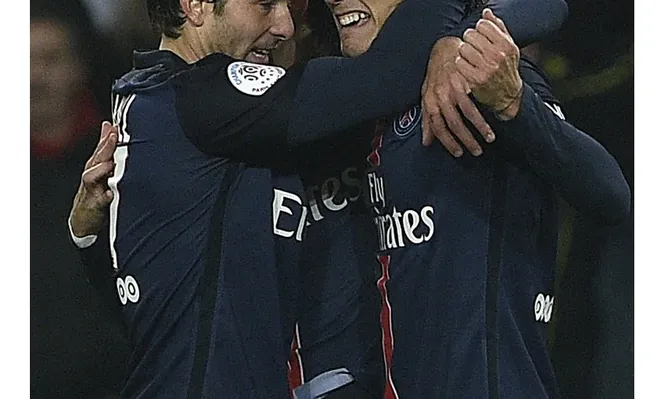 Cavani celebra su gol junto al brasileño Maxwell