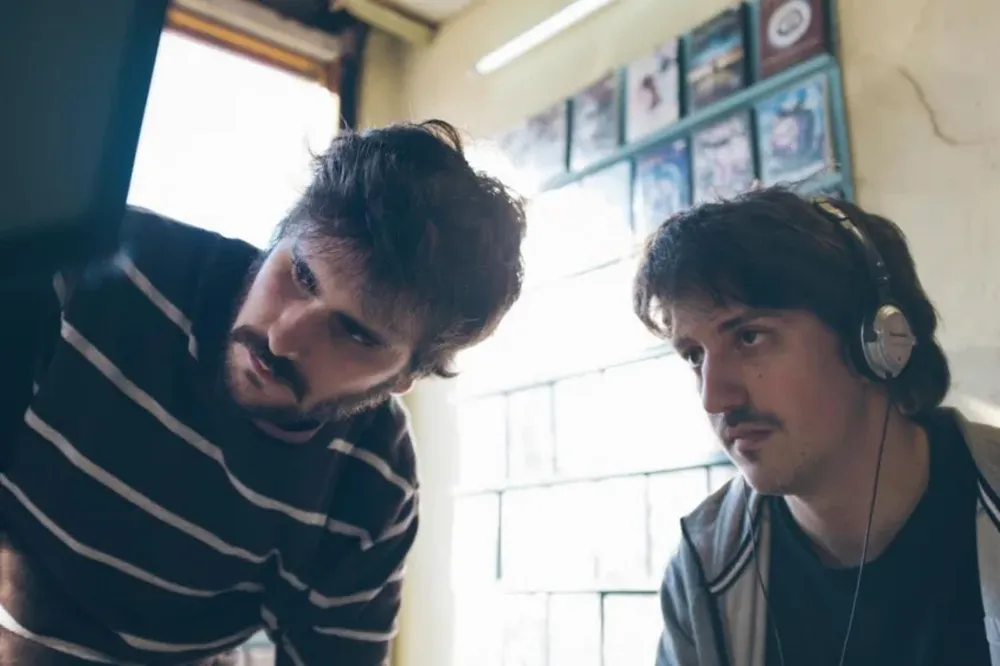 Rodrigo Lappado y Matías Ganz en el rodaje de El mundo de los videos