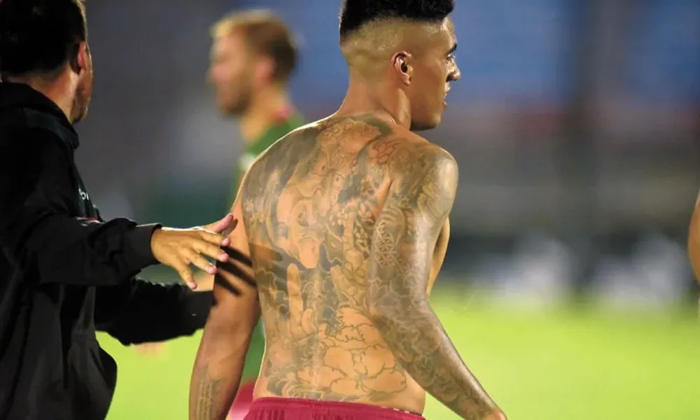 El delantero de Boston River Maximiliano Pérez, luce su espalda completamente tatuada tras el triunfo de su equipo ante Nacional.